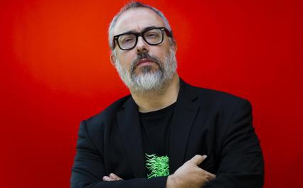 el-cabreo-de-alex-de-la-iglesia-en-un-starbucks-de-madrid