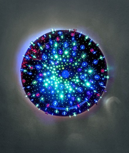 gyula-kosice-aerolito-1970-plexigls-y-luz-fluorescente-58-x-58-x-30-cm